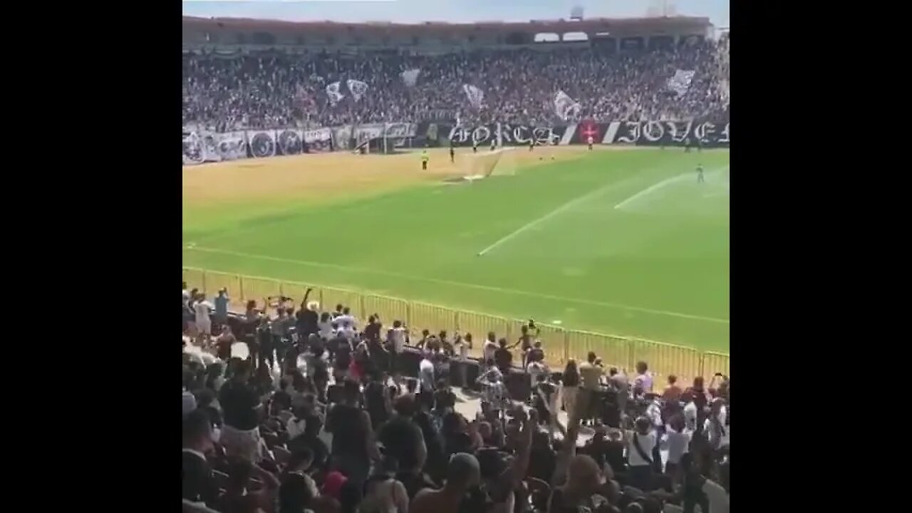 Torcida do Vasco cantando alto no treino aberto - 19 03 2022