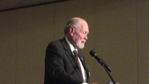 Joe Scheidler accepts the 2017 JP II catholic leadership award