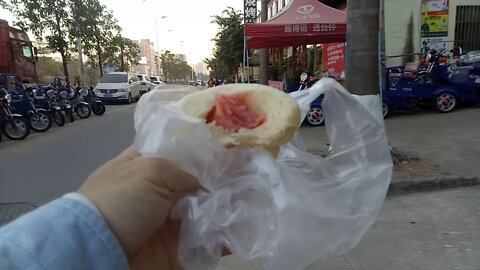 今天早餐吃两元钱的包子，到厂里在吃一点