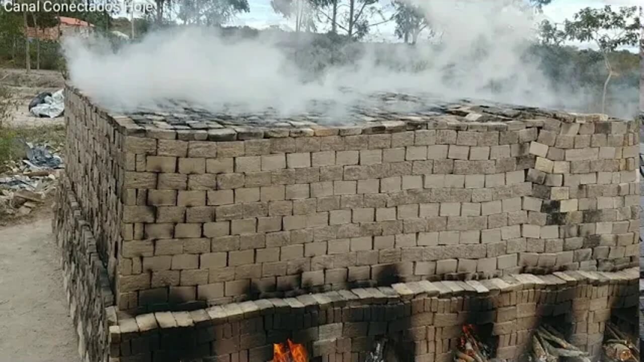 Caeira de Tijolos de barro, argila, feito a mão, tijolinho | Conectados Hoje