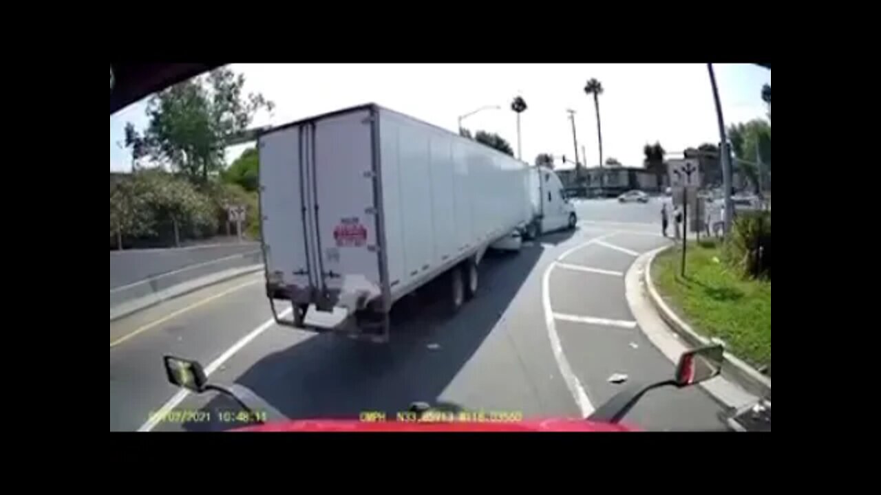 Sneaking Under #shorts #dashcams #baddrivers