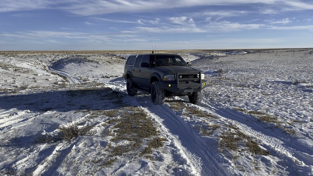 Lifted S10 Sonoma playing in the snow