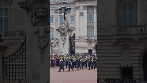 buckingham palace gates open for changing of the guards #thequeensguard