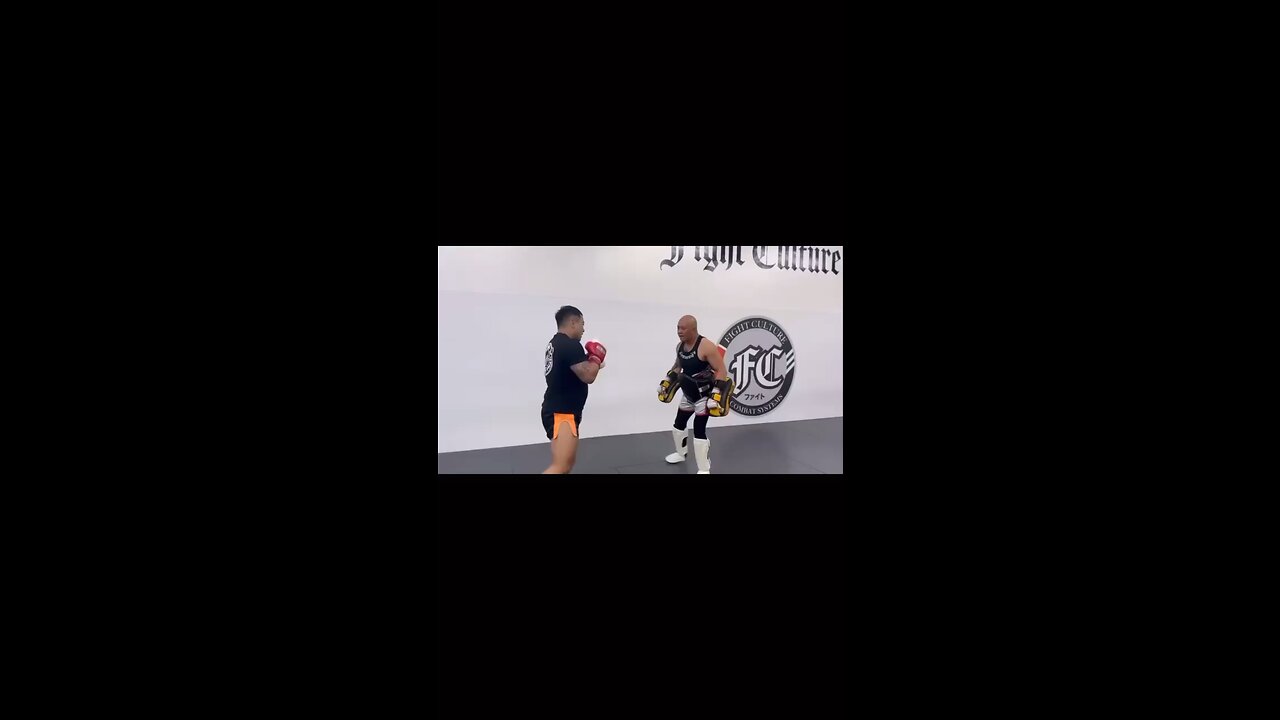 Muay Thai - pad work with Tank