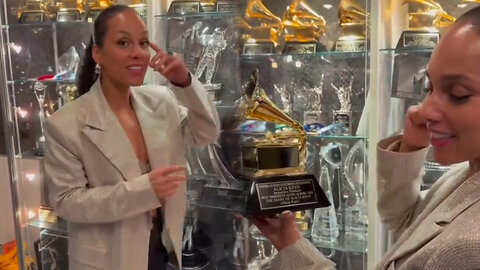 Alicia Keys shows off her awards