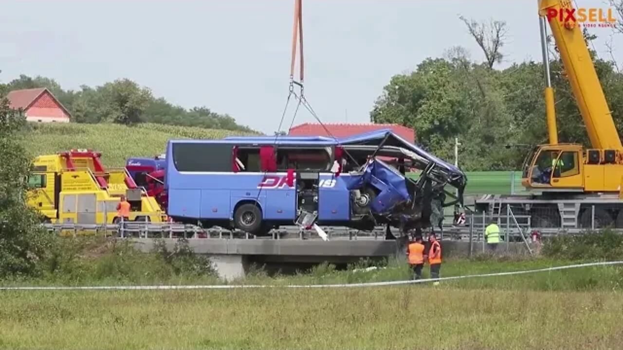 Izvlačenje autobusa nakon nesreće u kojoj je poginulo 12 osoba