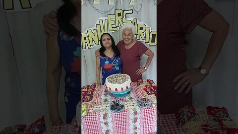 Irmãs comemorando aniversário dançado!😁