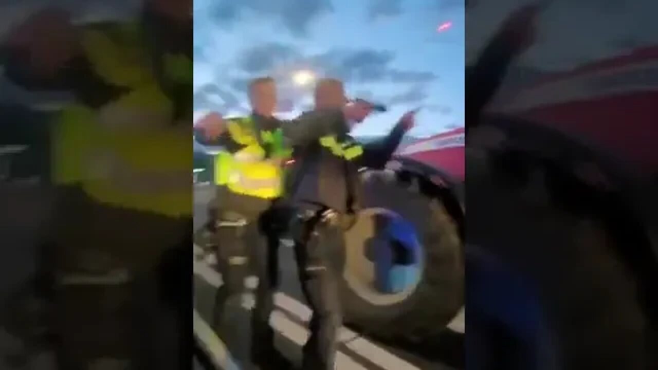 Niederlande: Polizei geht mit gezogener Waffe auf Bauern los!