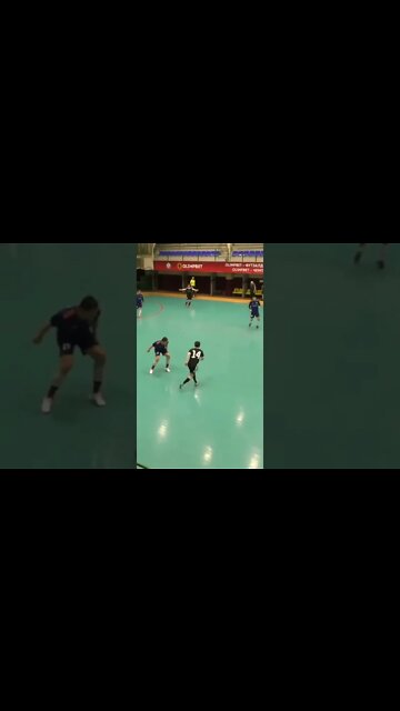 THIS HAPPENED TO ME WHEN I WAS PLAYING ON THE STREET 🤣⚽️🔥 #shorts