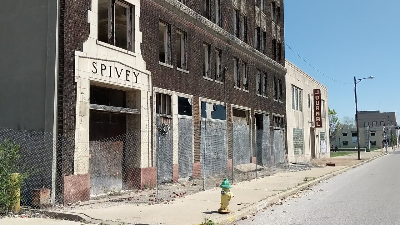 Exploring Abandoned Buildings in East St Louis | April 2020