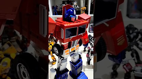 Robosen Optimus Prime vs G1 cartoon #transformers #robosen #optimusprime