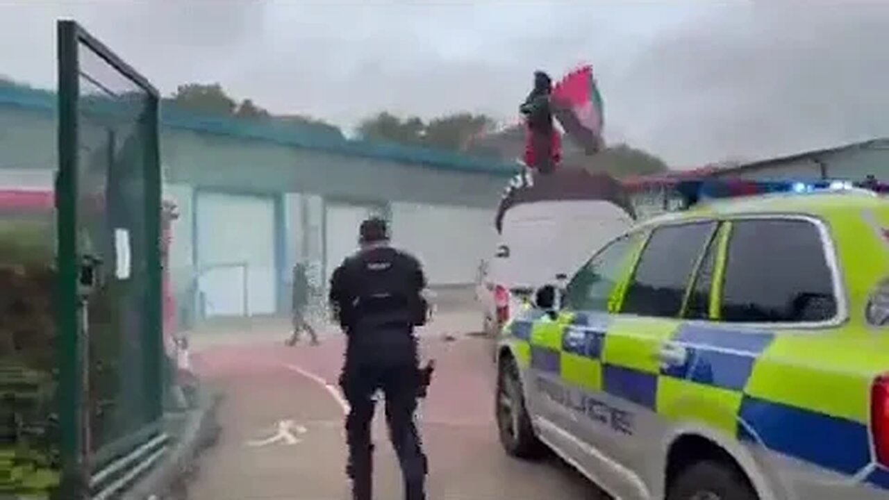 Palestinian supporters rammed the gates of Leicester's Israeli