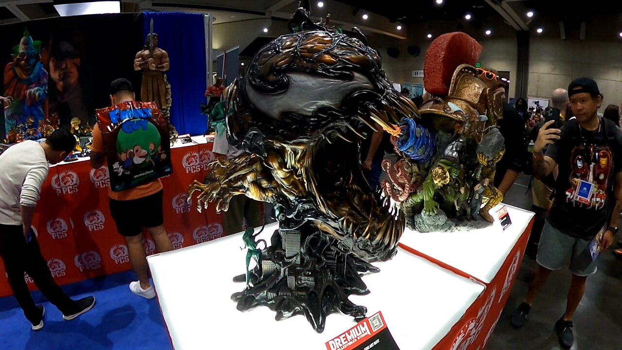 Hulk & Venom Head Sculptures at Comic Con 2024