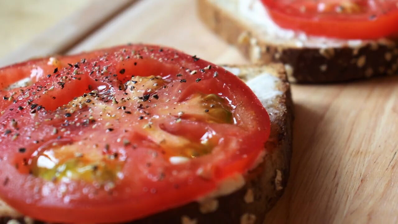 How to Properly Slice a Tomato