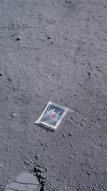 Som ET - 45 - Moon - Apollo 16 and 17 - Charles Duke's Family Photograph on the Moon
