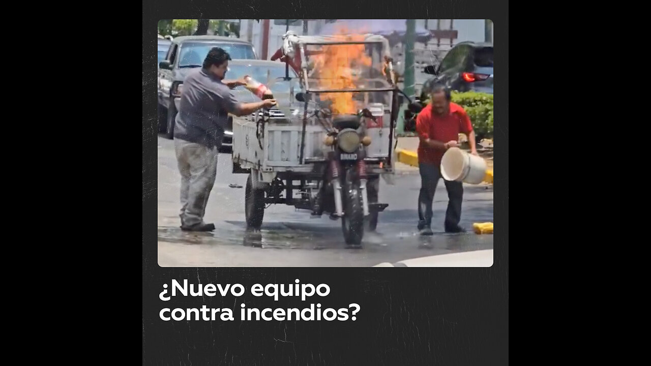 Hombre utiliza refresco de cola para apagar el incendio de una motocicleta