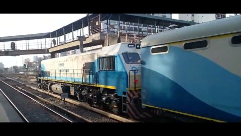 MATERFER MF 105 pasando con formación de larga distancia por estación Ramos Mejía.