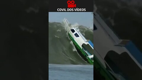 ondas gigantes fizeram o barco afundar