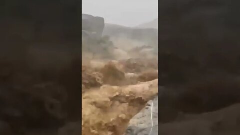 INTENSAS LLUVIAS CUBREN PUEBLOS DE LODO EN OMÁN