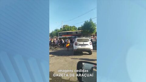 Caso impressionante: Ônibus para em cima de Caminhonete após Motorista perder controle da direção.