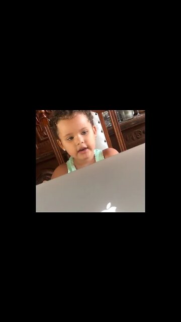 MEMEL ASSISTINDO A VIDEO AULA DEREPENTE A INTERNET CAIU [ CRIANCA VIDEO AULA ESCOLAR ] #shorts
