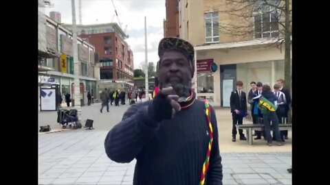 Busker that doesn't like to be filmed, odd