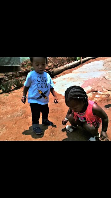 South Afican todlers dancing to (Sasha -Akulaleki)