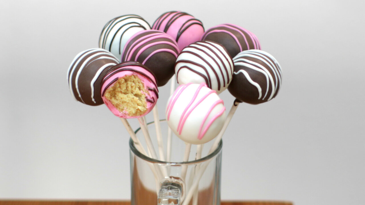 Learn how to make Cake Pops at home!