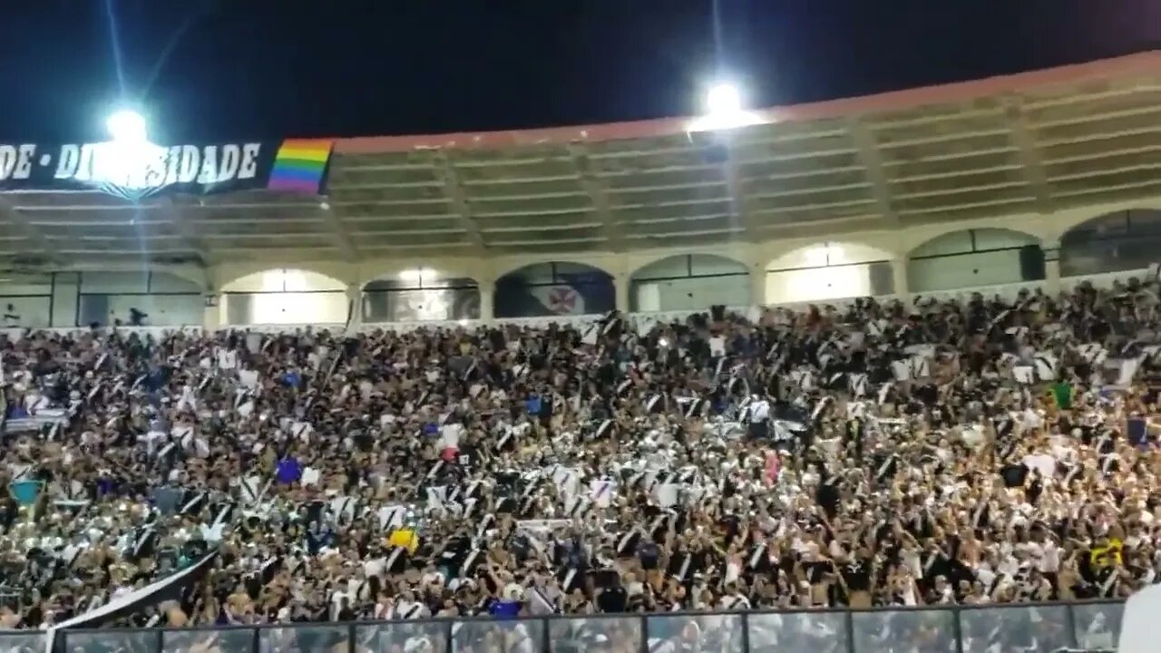 Torcida cantando Camisas Negras