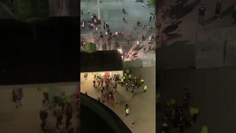 Torcida invadindo o Maracanã - Flamengo x Atlético MG