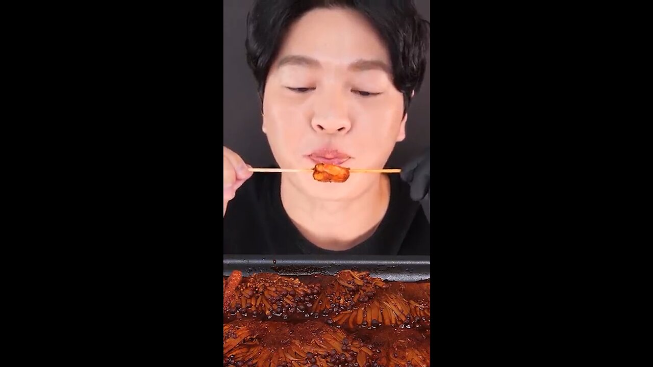 ASMR - MUKBANG EATING ( SPICY BLACK BEAN SEAFOOD )