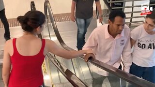 Mulher que alisa homem em shopping não consegue fugir e é capturada!