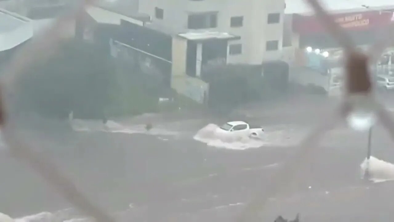 Novas Imagens exclusivas! Carros sendo arrastados, moto ilhada! Uberlândia MG