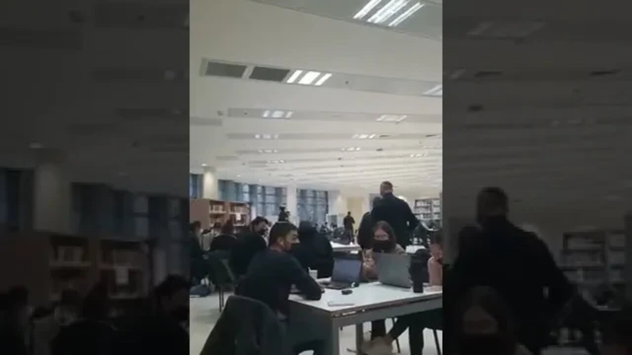 הנורמל החדש שוטרים נכנסים לספרייה באוניברסיטת אריאל לבדוק מסכות