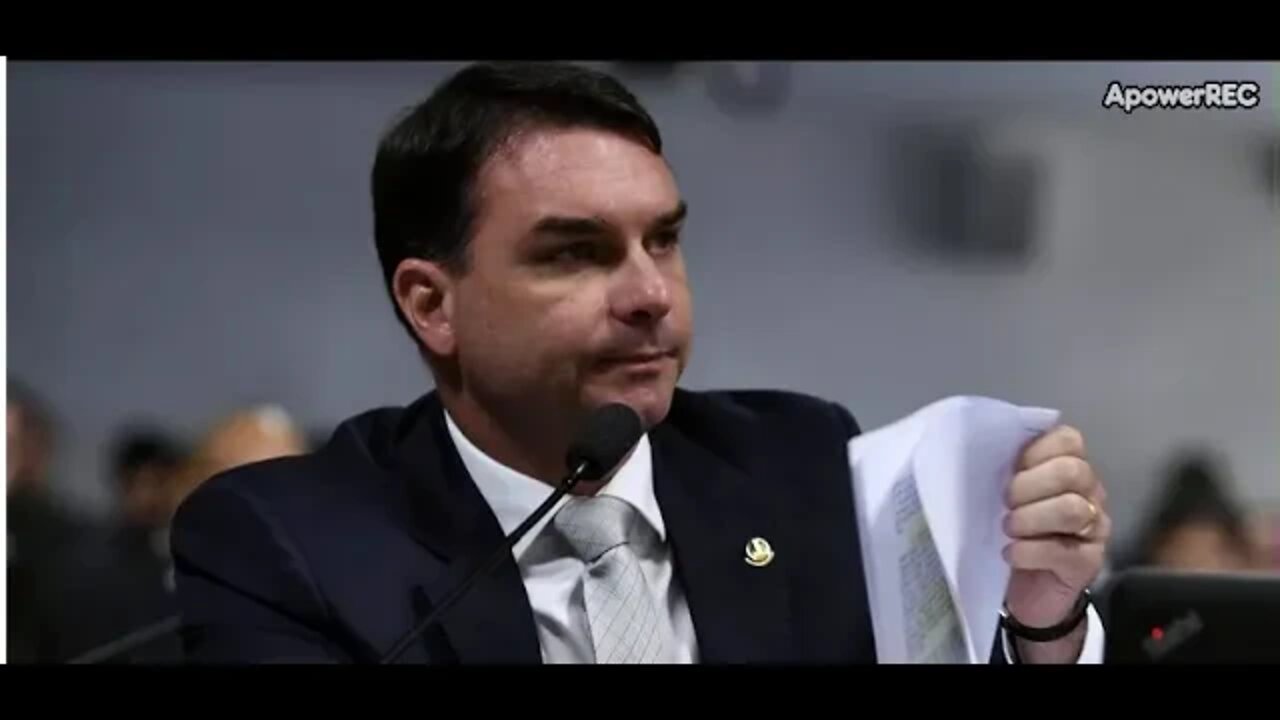 Flávio Bolsonaro se descontrola com pergunta sobre milícia e insinua que seguidor "queima a rosca"