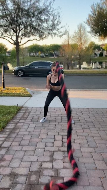 Exercise Technique #7 Battle Rope: Uni-lateral Slam