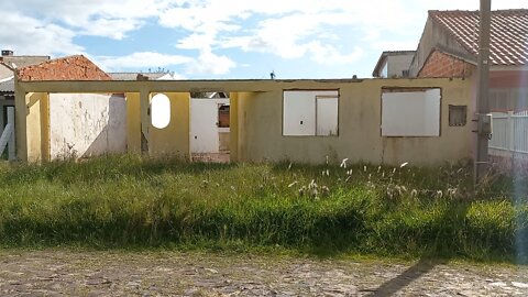 Retirou o telhado e as aberturas e abandonou a casa