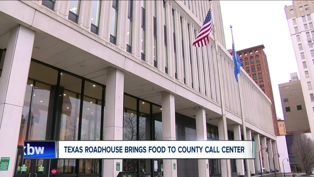 Cheektowaga Texas Roadhouse donates meals to Call Center