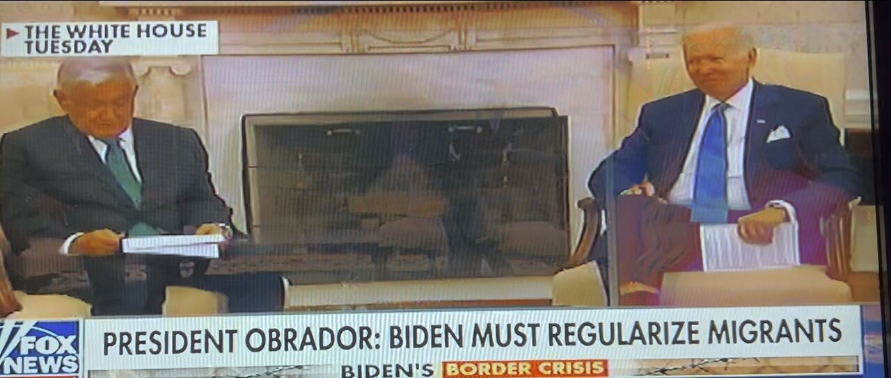 BIDEN READS NOTES WHILE MEXICAN PRESIDENT SPEAKS TO HIM
