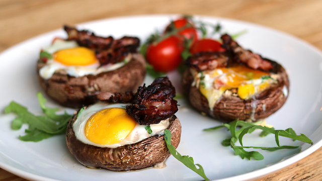 How to make crispy bacon egg portobellos