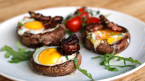 How to make crispy bacon egg portobellos