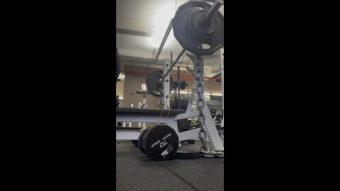 Pause benching with accommodating resistance