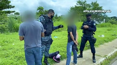 O SENHOR ESTÁ INDUZINDO QUE A POLÍCIA PEGOU SEUS DOCUMENTOS ?