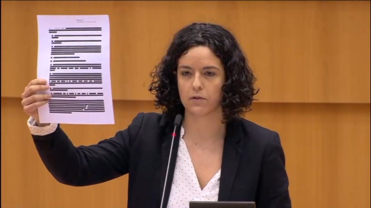 Manon Aubry shows redacted pfizer documents at european parliament