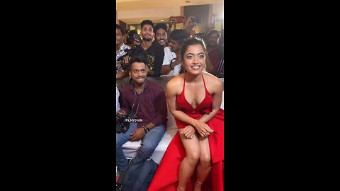 Throwback to this beautiful moment of Rashmika posing with all the paps
