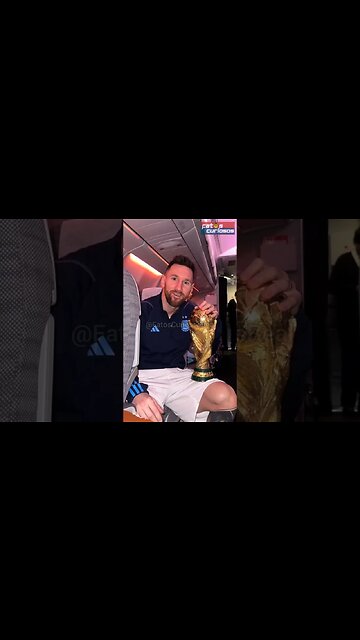 LIONEL MESSI TRATA A TAÇA DA COPA COMO SE FOSSE UM FILHO!
