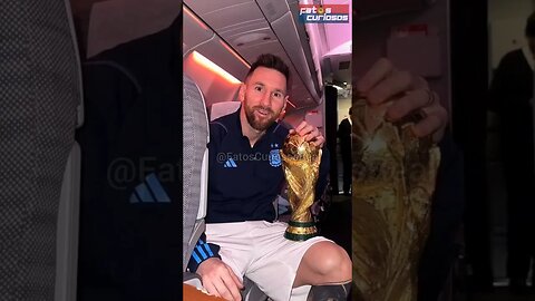 LIONEL MESSI TRATA A TAÇA DA COPA COMO SE FOSSE UM FILHO!