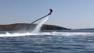 Acrobacia em flyboard não acaba da melhor forma
