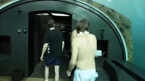 $1 ! vs ! $1,000,000 Hotel Room!