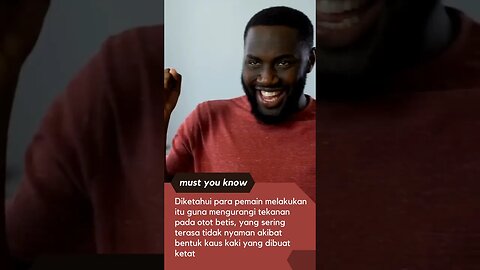 Mengapa pesepakbola melubangi kaus kakinya ??
